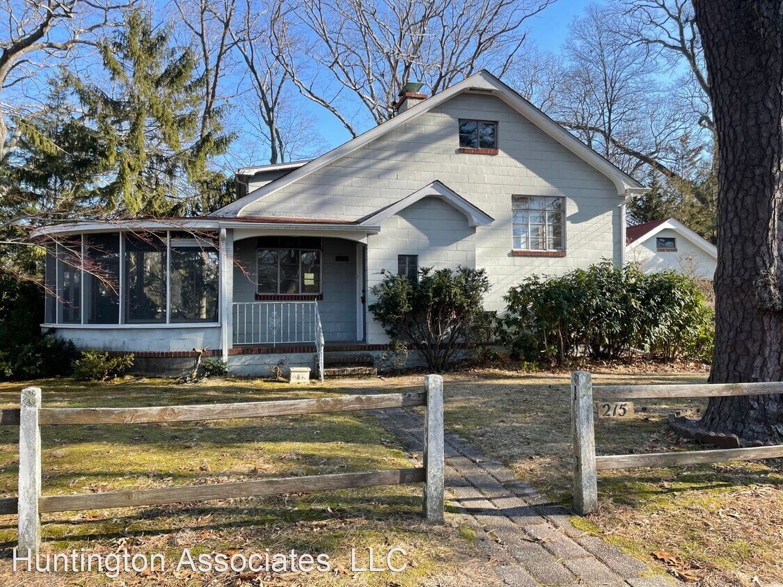 Primary Photo - 4 br, 1.5 bath House - 215 Davis Ave