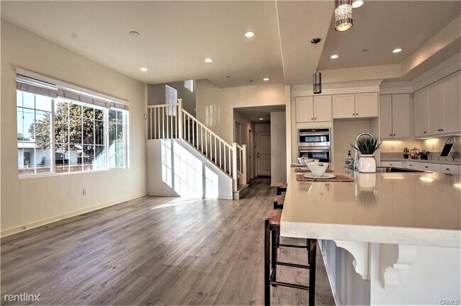 Foto del edificio - 5 br, 4 bath House - 22117 Normandie Ave
