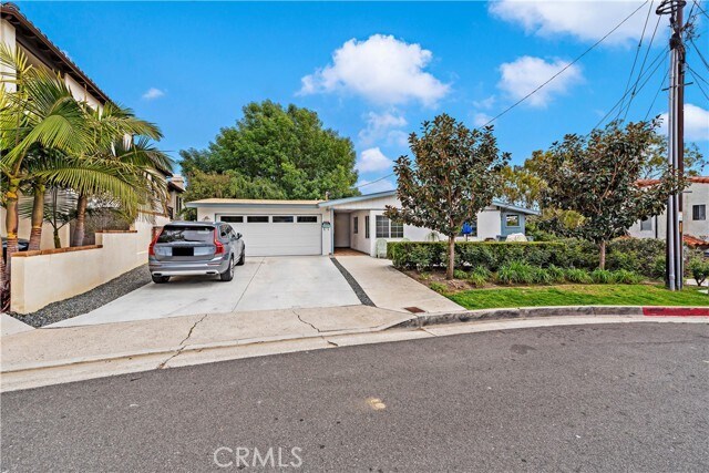 Building Photo - 303 Cazador Ln