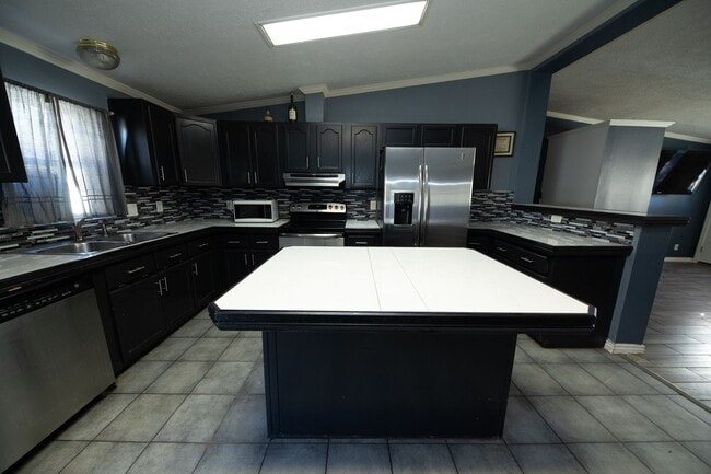 Building Photo - Discover this charming ranch-style home perfect for comfortable living.