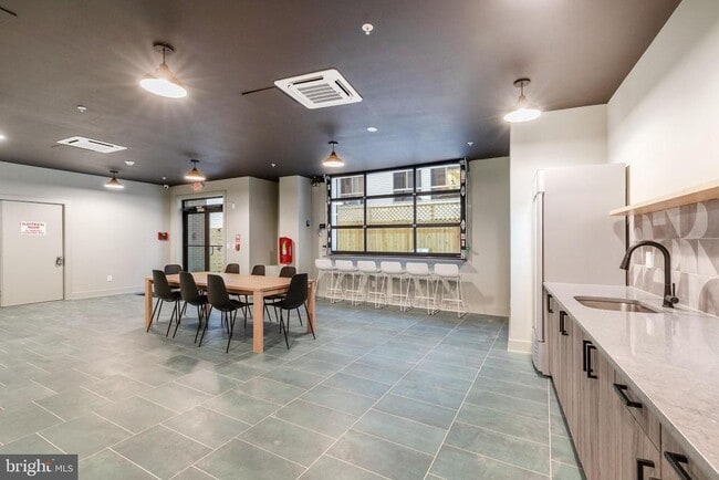 Foto del edificio - 629 W Girard Ave