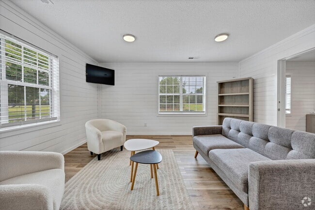 Building Photo - Fully Renovated, Under New Management!
