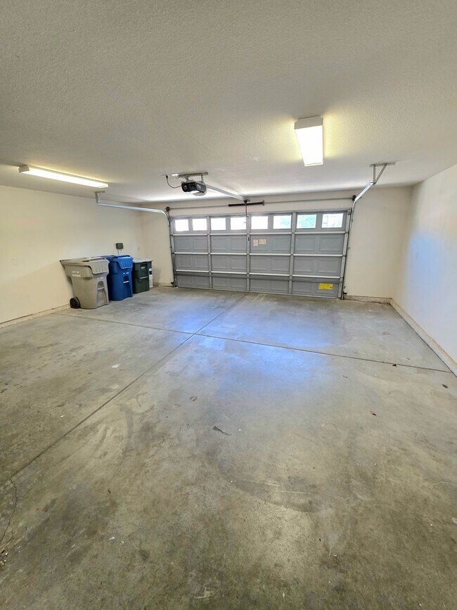 Building Photo - 4 BED/2 BATH IN REDDING IN THE WESTSIDE ES...