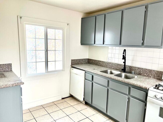 kitchen (new appliance not shown) - 14224 Friar St