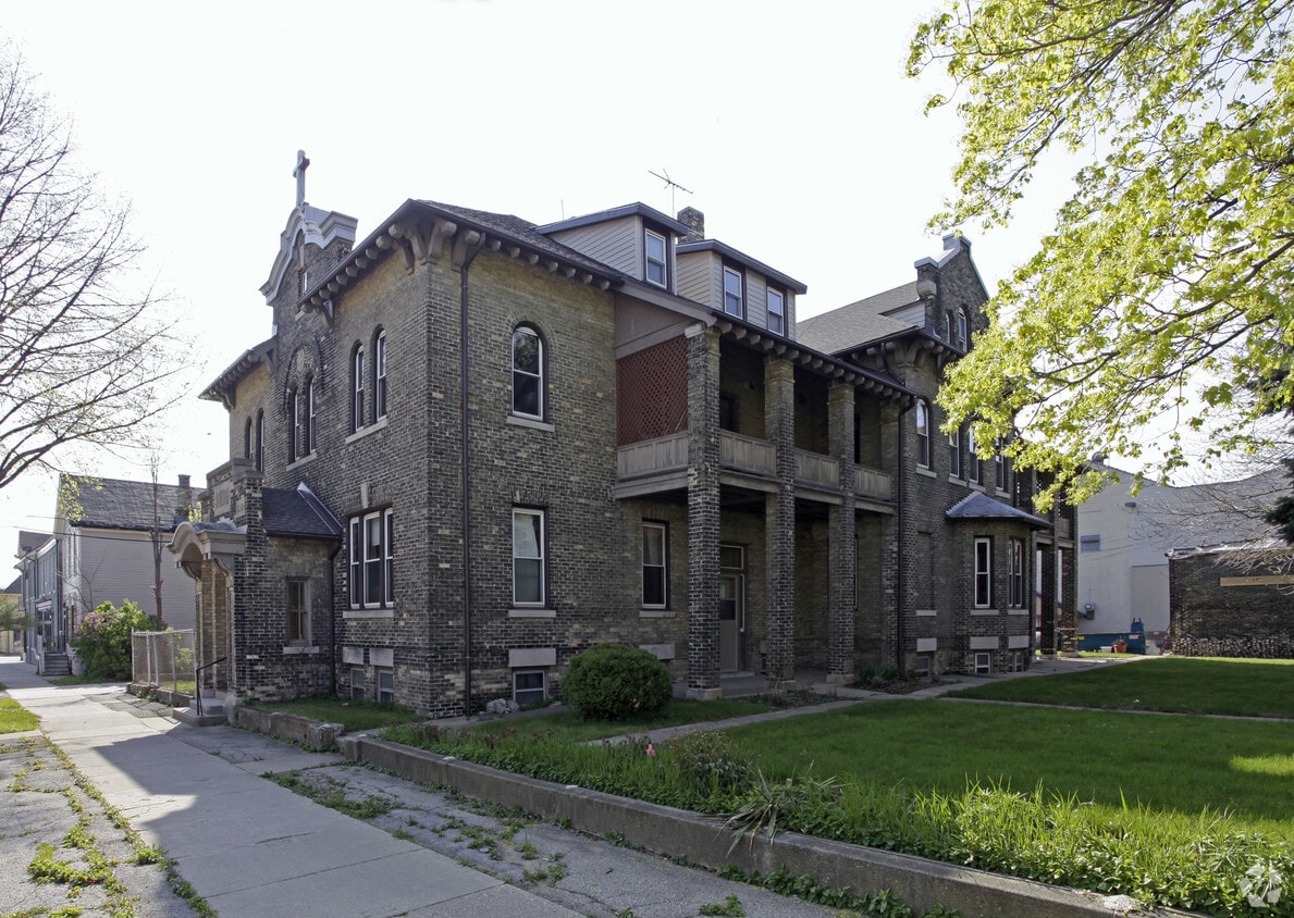 Building Photo - 327 W Brown St