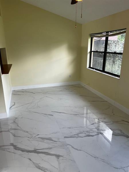 Foto del edificio - 12449 Guilford Way