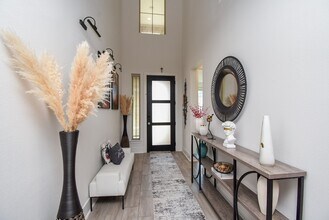 Building Photo - 823 Sarasota Shore Dr