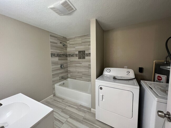 Building Photo - 2818 LA-14