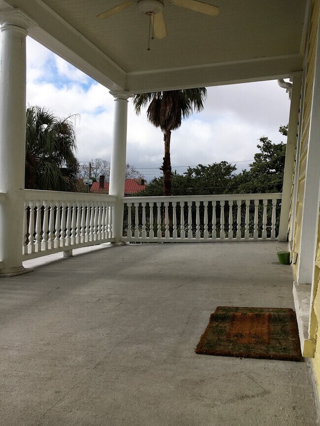 Foto del edificio - Spacious Three Bedroom Apartment on Calhou...