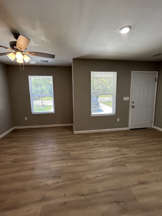 Building Photo - 712 Columbus St