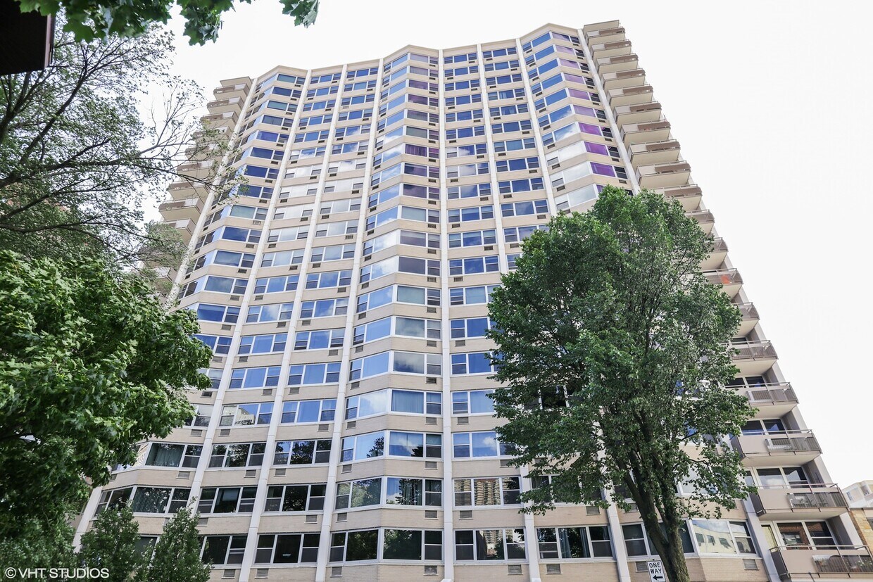 Primary Photo - 555 W Cornelia Ave