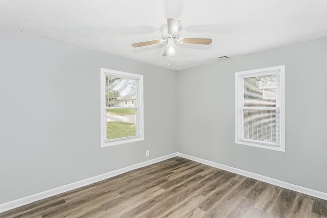 Building Photo - 2925 E Maplewood Dr