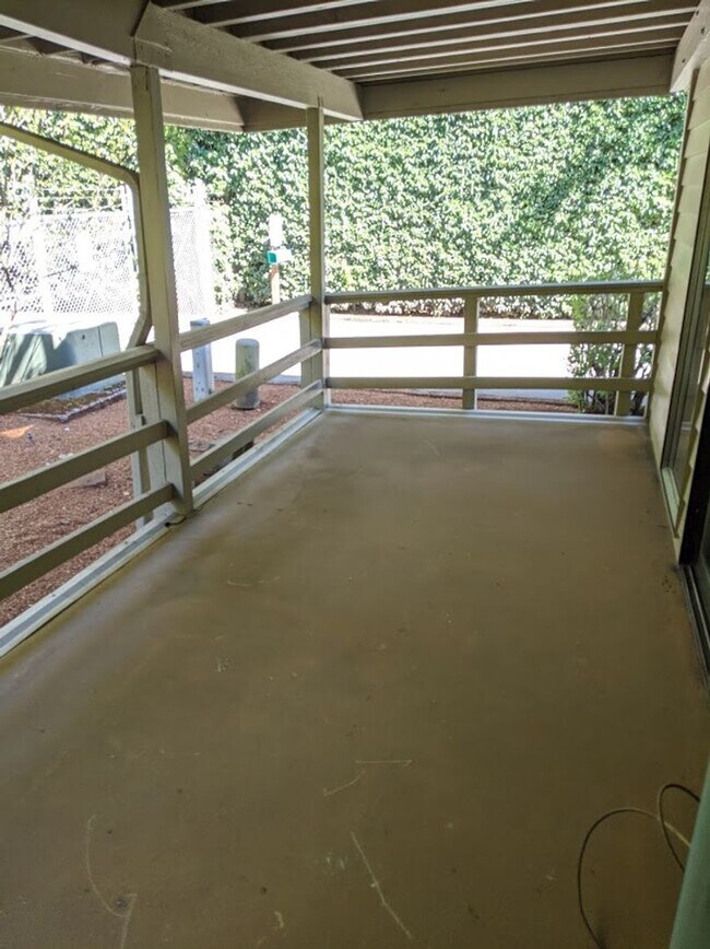 Building Photo - Great 2 bed/1 bath condo near Eugene Count...