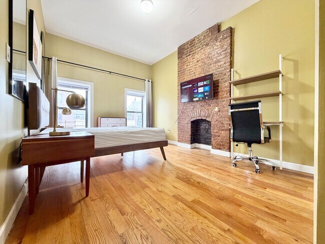 Foto del edificio - Furnished room/NOT APARTMENT