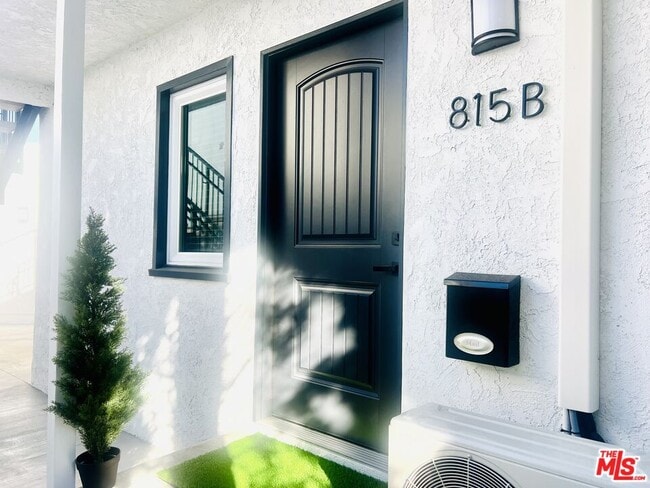 Building Photo - 815 W Glenoaks Blvd