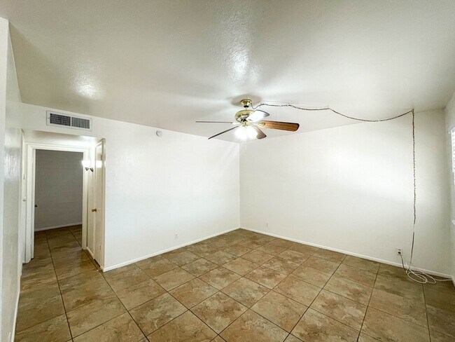 Building Photo - 2614 E Glenrosa Ave