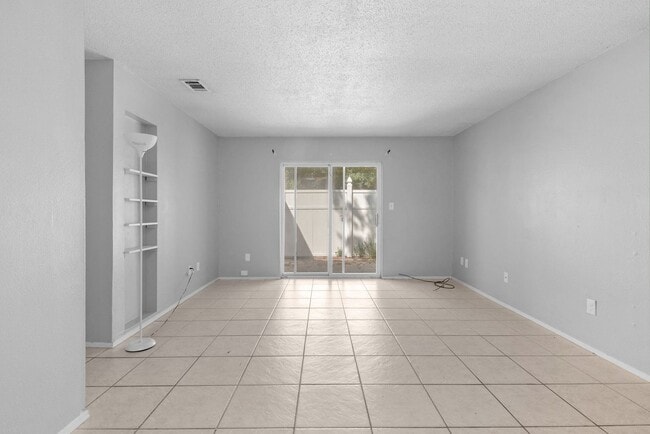 Building Photo - Charming 1 Bedroom/1 Bathroom Available Now!