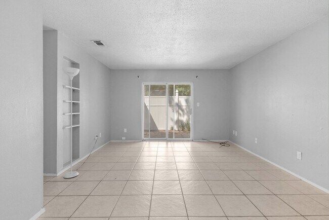 Foto del edificio - Charming 1 Bedroom/1 Bathroom Available Now!