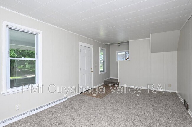 Building Photo - 933 Inman St