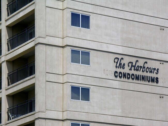 Esquina sudeste y letreros - The Harbours Condominiums