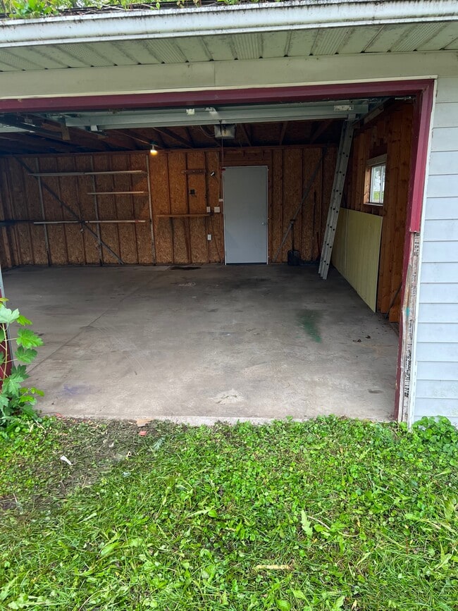 Unit side Garage - 513 3rd Ave SE