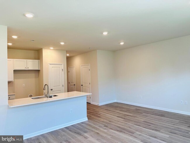 Building Photo - 6 ELEANOR Ln