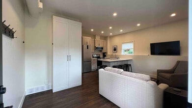 Building Photo - 691 7 Street-SI ID1386650P