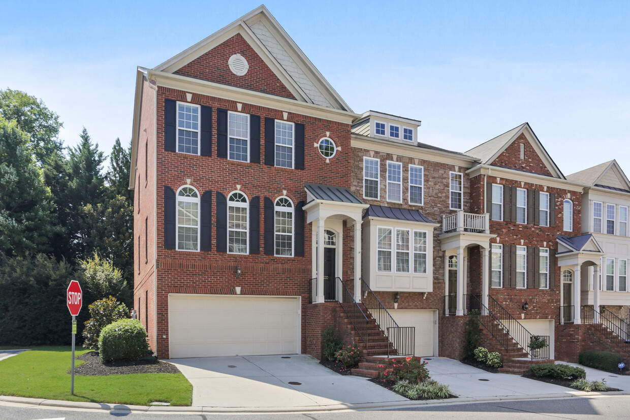 Primary Photo - Beautiful townhouse in Westbury at Vinings...