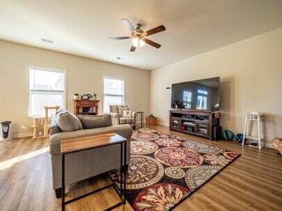 Building Photo - HUGE Owner's Suite!