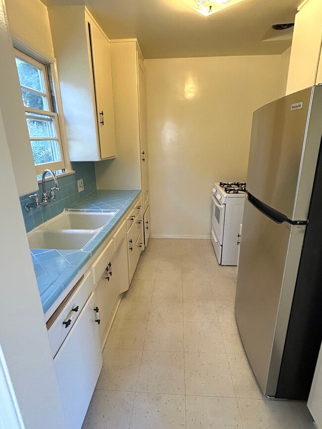 Building Photo - 10630 Holman Ave