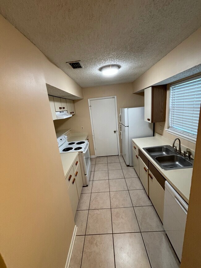 Building Photo - 10663 Meadowlea Dr