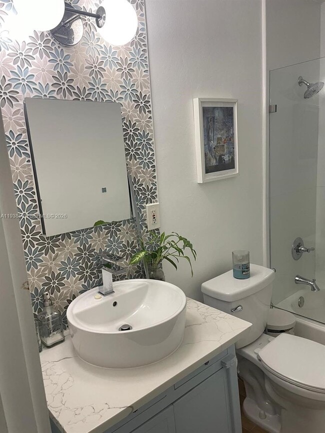 Foto del edificio - 830 NE 70th St