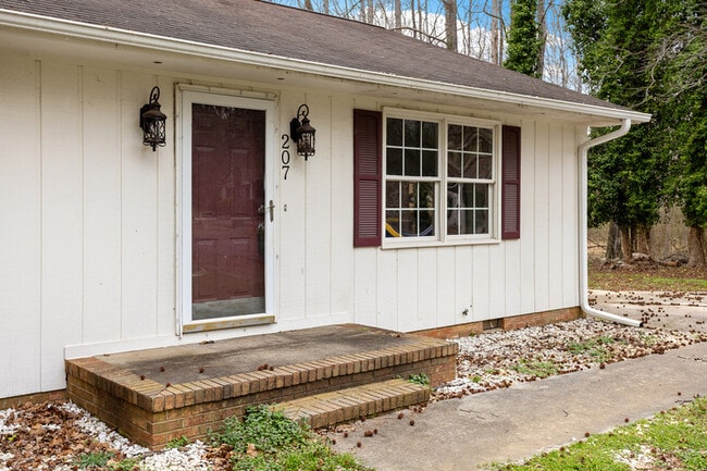 Building Photo - 207 S Hillcrest Dr