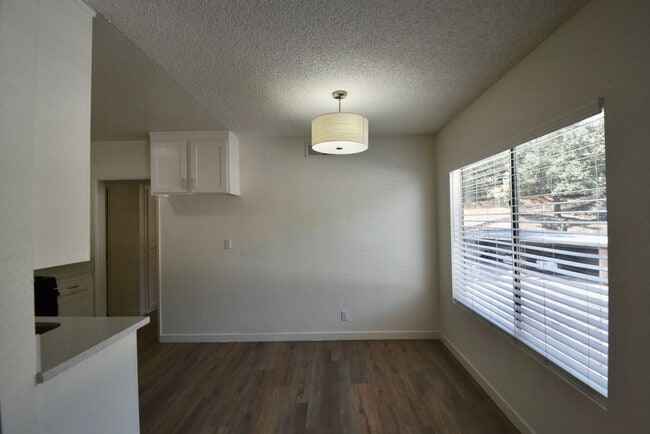 Foto del edificio - 24411 Newhall Ave