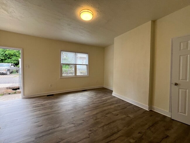 Building Photo - Updated 1BR 1 Bath house with office now available!