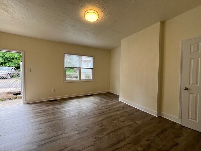 Foto del edificio - Updated 1BR 1 Bath house with office now available!