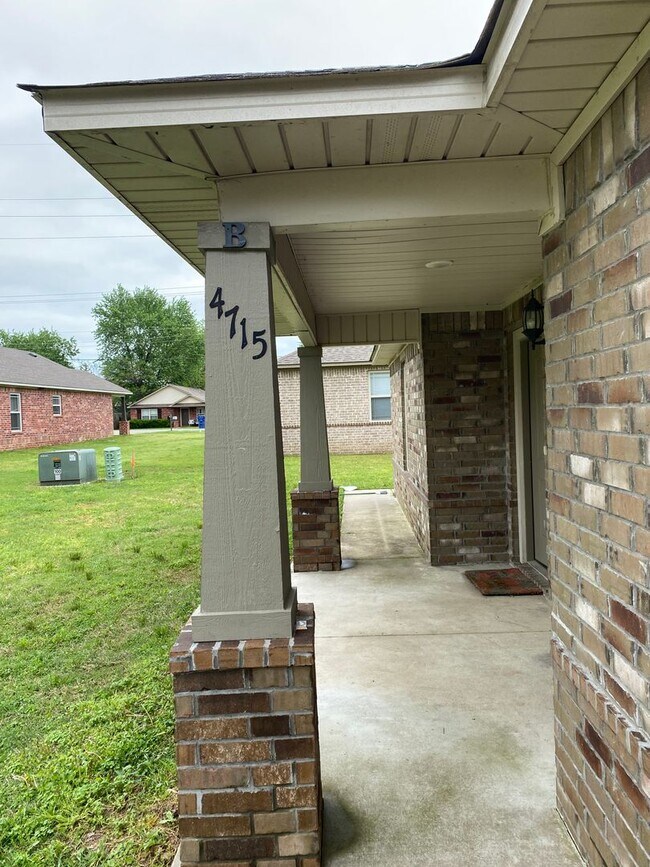 Building Photo - 2 BED 2 BATH DUPLEX - $1000 MOVE IN SPECIAL!!