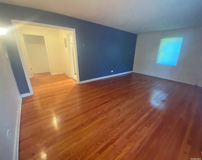 Foto del edificio - 49-16 Douglaston Pkwy