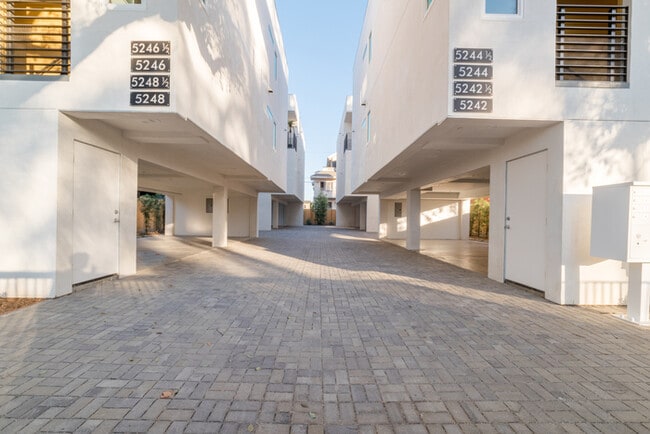 Building Photo - Two Bedroom Town Home-style Like Near NoHo Arts District