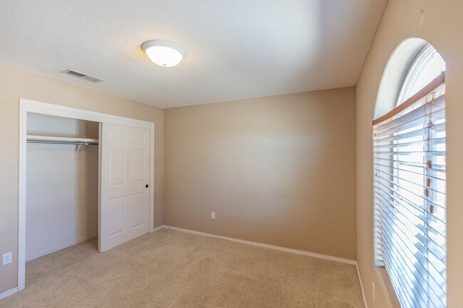 Foto del edificio - Spacious 4 Bedroom Home