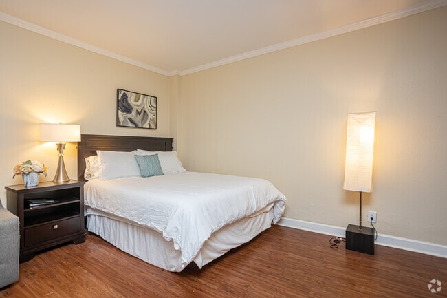 Studio, 1BR - 400SF - The Georgian Apartments