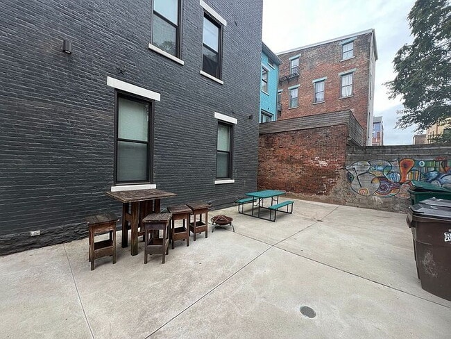 Building Photo - "Cozy Urban Retreat: Stylish 1-Bedroom Apartment in Vibrant Cincinnati Location!"