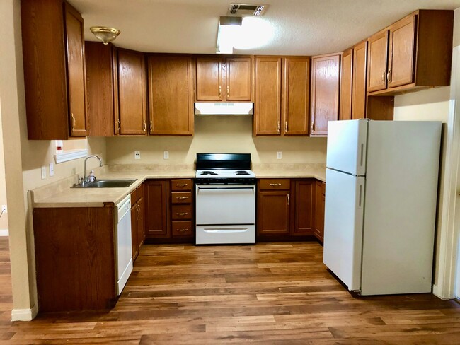 Building Photo - 3bd/2ba Attached Home