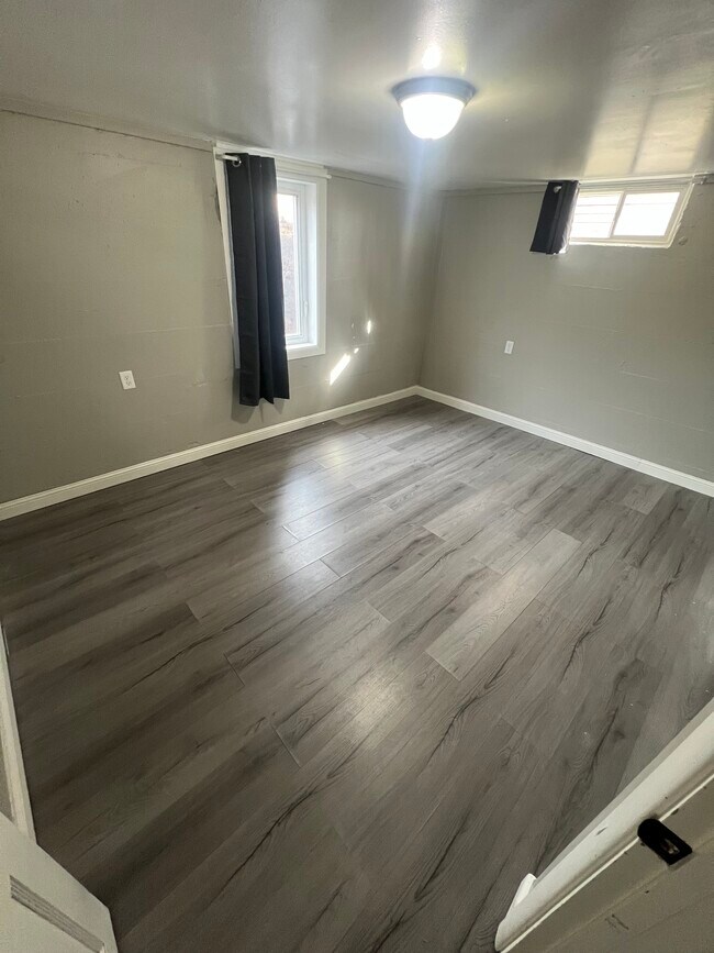 Foto del edificio - 2411 Edgemore Ave