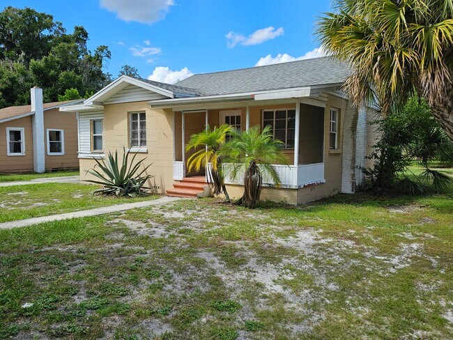 Building Photo - Cozy 2 bedroom 1 bath in town with room to...