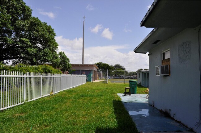 Foto del edificio - 2395 NW 82nd St