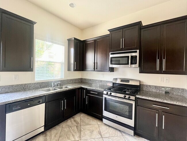 Foto del edificio - Beautiful 3 bedroom 2.5 bath in Roseville!