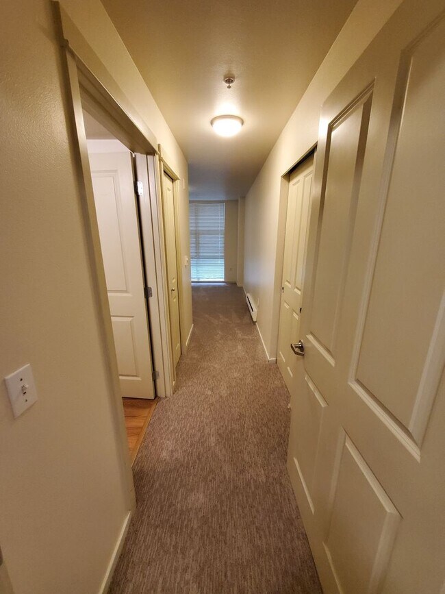 Foto del edificio - Downtown Bellevue 2 bed, 2 bath with Updat...