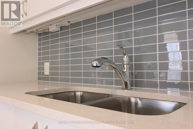 Photo du bâtiment - 4955-4955 Yonge St