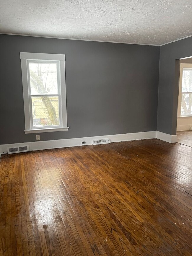 Building Photo - 1300 E 188th St